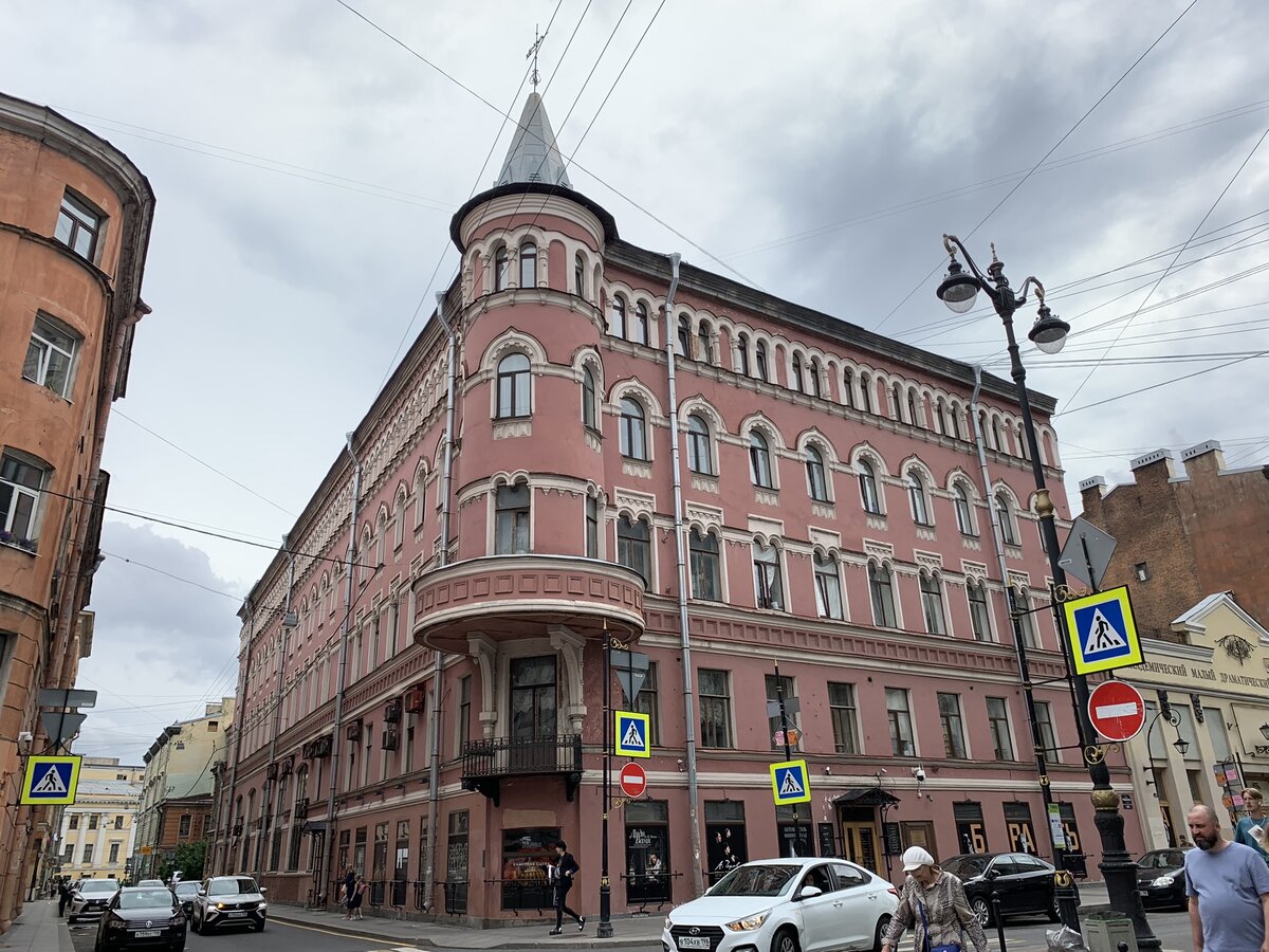 Доходный дом  Жевержеева, где находится театр МДТ