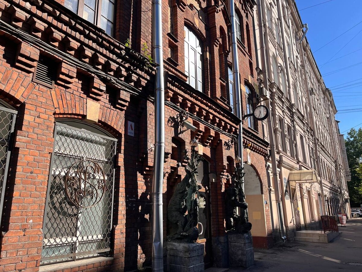 Часовой завод и медведи (ул. Достоевского, 40–44)