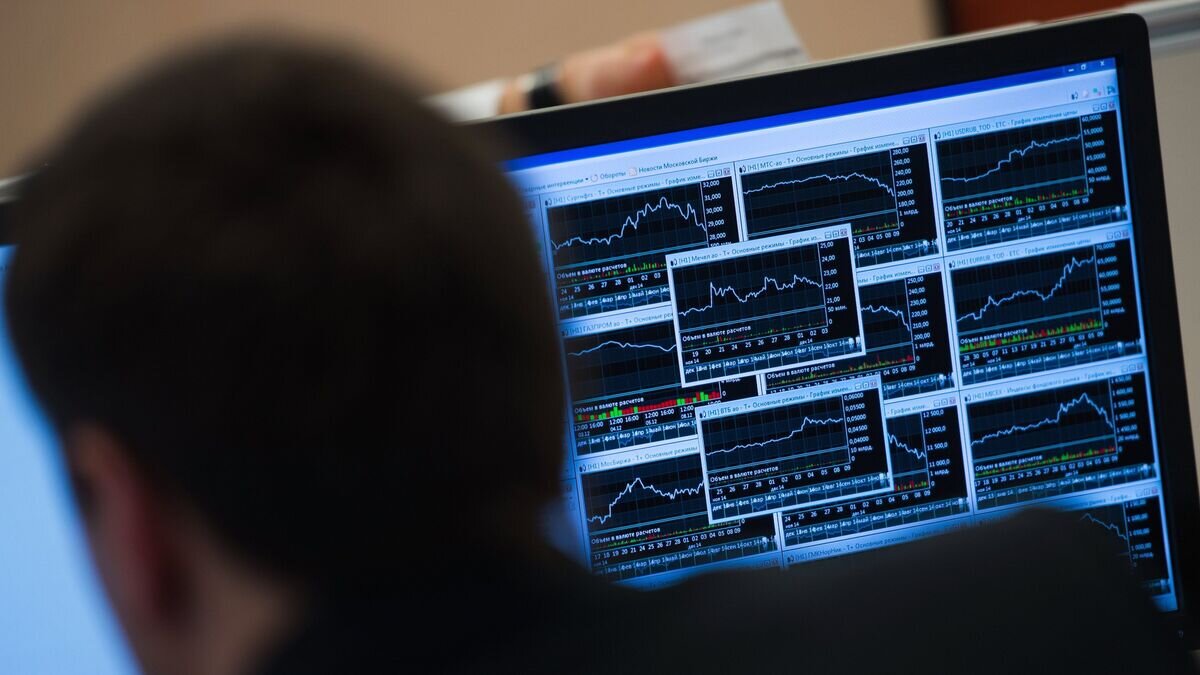    Сотрудник в офисе московской биржи © РИА Новости / Владимир Астапкович