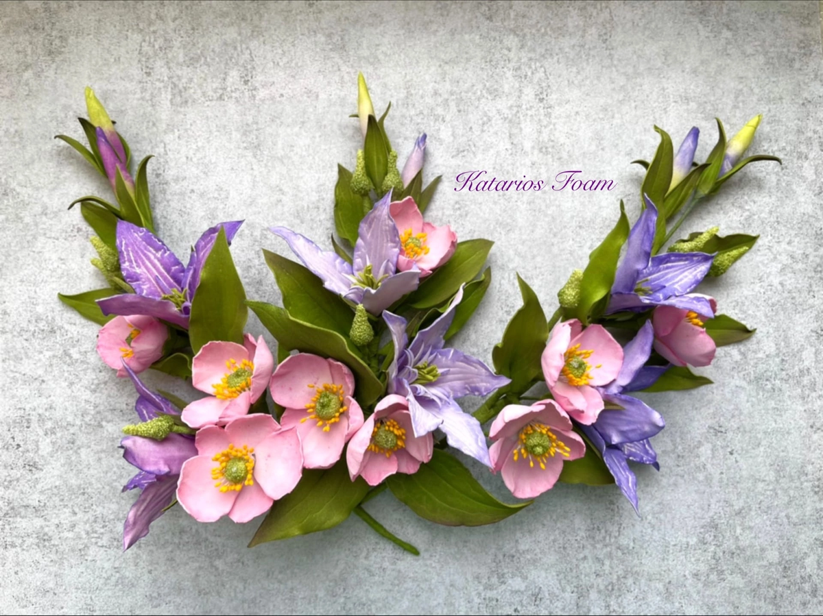 Фото автора. Цветочный комплект из клематисов и маковых ветрениц. Цветы сделаны из фоамирана. 