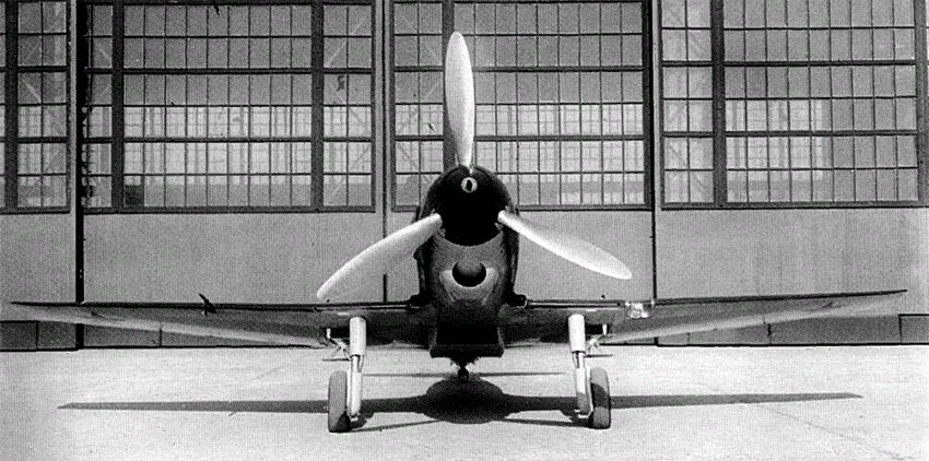 И-21. Каплевидная форма кабины пилота, обеспечивавшая хороший обзор задней полусферы, была новинкой для советских истребителей начала 40-х годов. Фонарь не сдвигался назад, а открывался вправо, аналогично немецкому истребителю Bf.109. Бронестекло в козырьке не устанавливалось. Источник: энциклопедия "Самолёты СССР ВОВ", сайт, с которого взяты фото www.airwar.ru