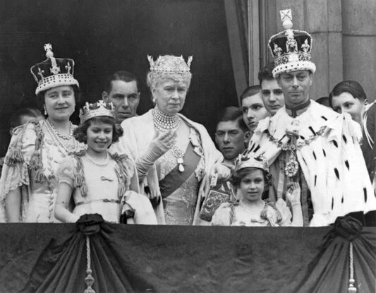 Коронация Георга VI 12 мая 1937. Королевская семья на балконе Букингемского дворца приветствует народ. Источник изображения wikimedia.commons