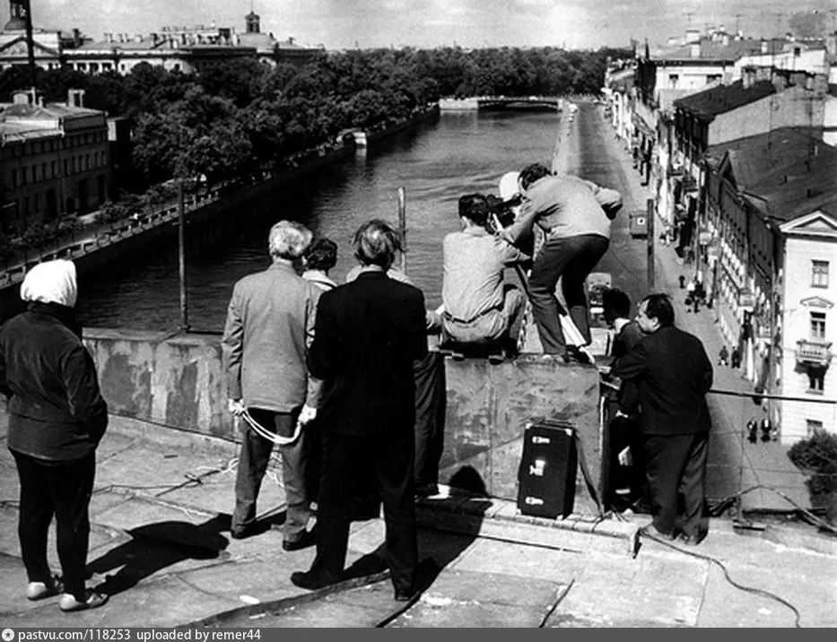  Люсьена Овчинникова очень боялась сниматься в этом фильме. И все из - за Олега Ефремова. Она робела перед ним, ведь он — Ефремов! Тот самый Ефремов, который основал "Современник"!-12