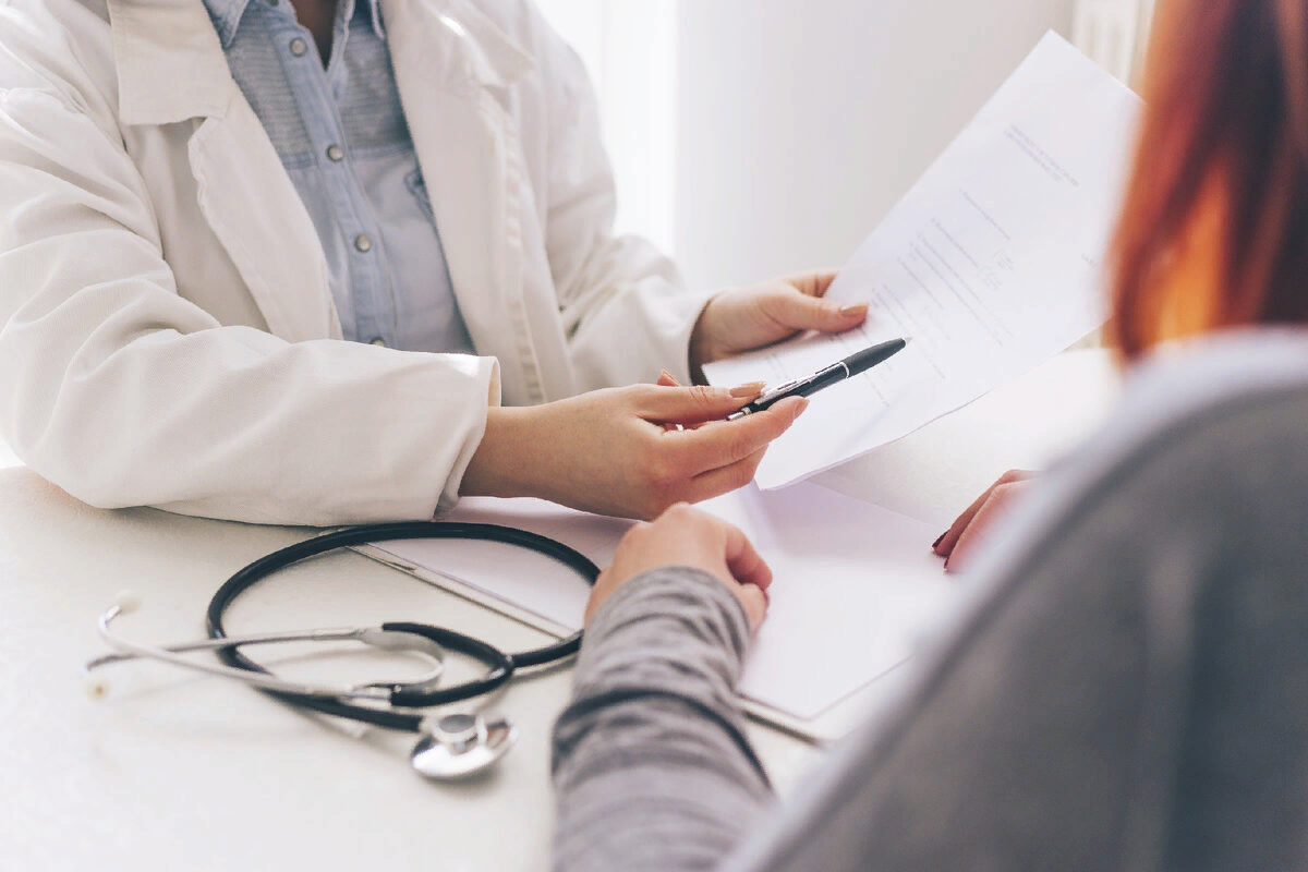 Повторном осмотре врача. Консультация терапевта. Прием врача. Повторном осмотре врача. Диалог врача и пациента расспрос.