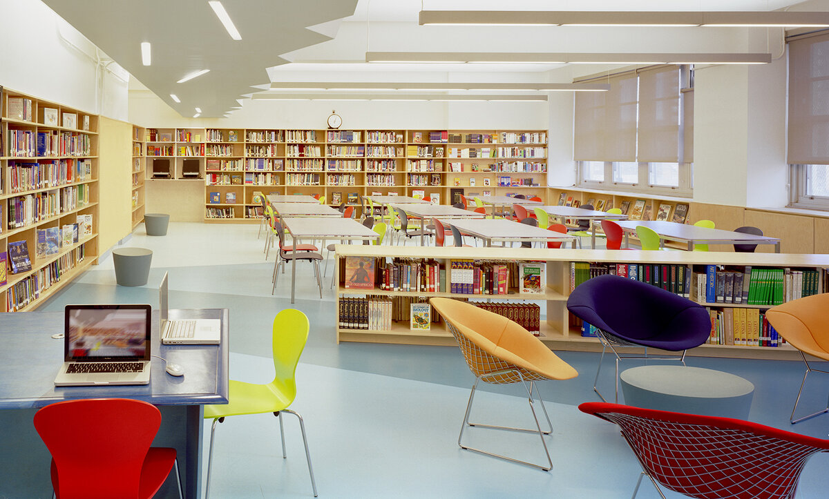 Интерьер современной библиотеки. Библиотека в школе. Современная Школьная библиотека. Современная библиотека в школе.