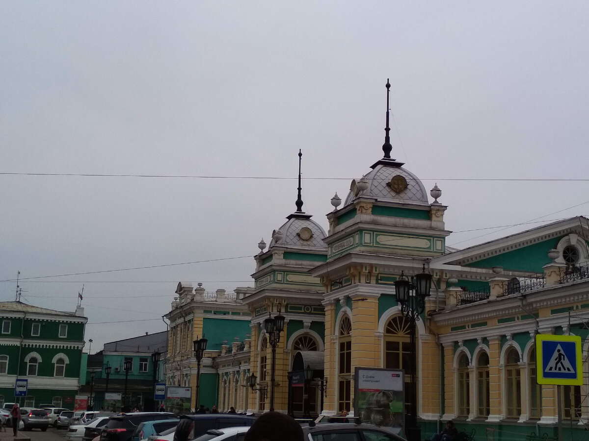 Красивое здание железнодорожного вокзала, расположенное на левом берегу р. Ангара, недалеко от исторического центра