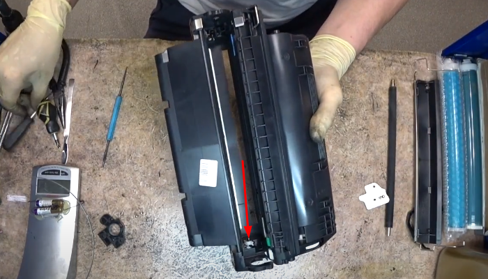 Фото 37. Выкручиваем два винта, указанные стрелками