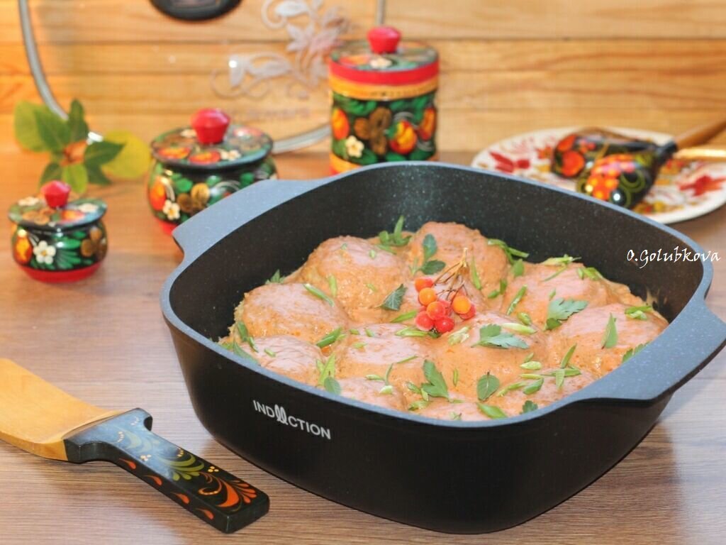    Котлеты и рис в молочно-томатном соусе