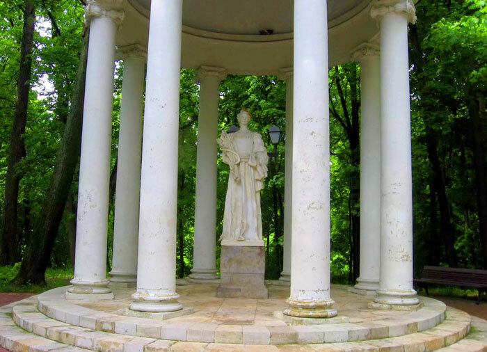 Скульптура богини плодородия в беседке "Золотой сноп" в Цариныне