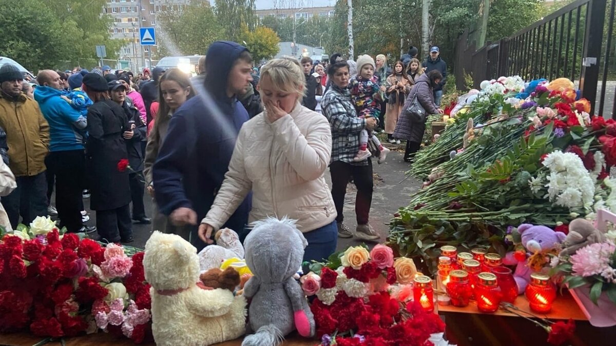     Во время стрельбы в ижевской школе № 88 погибли 17 человек. Об этом сообщил Telegram-канал 112.