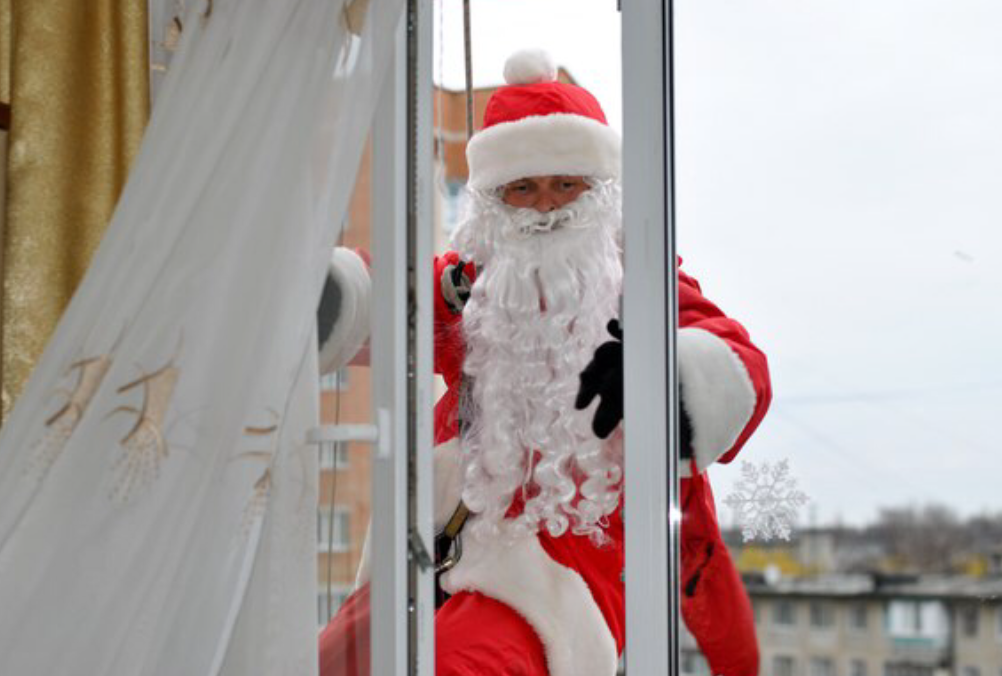 Дед Мороз в окно. Из открытых источников