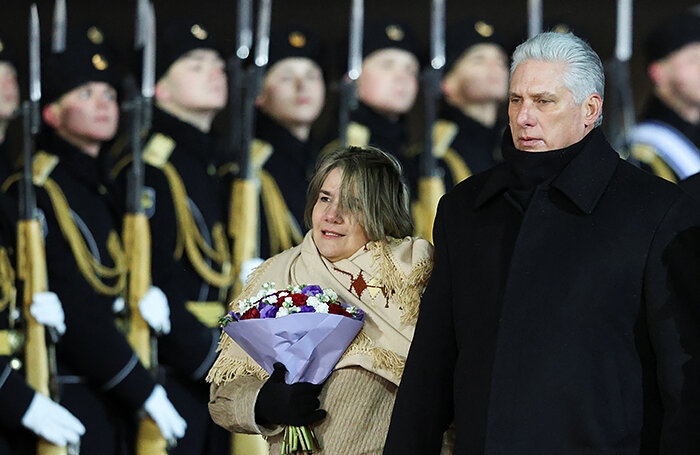    Президент Кубы Мигель Диас-Канель и его супруга Лис Куэста Пераса в аэропорту «Внуково-2». В ходе официального визита Мигель Диас-Канель встретится с президентом РФ Владимиром Путиным и примет участие в открытии памятника Фиделю Кастро.Evgenia Novozhenina/Reuters