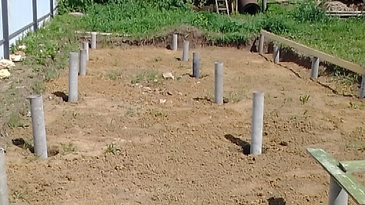 С права виден брус для измерения ровности