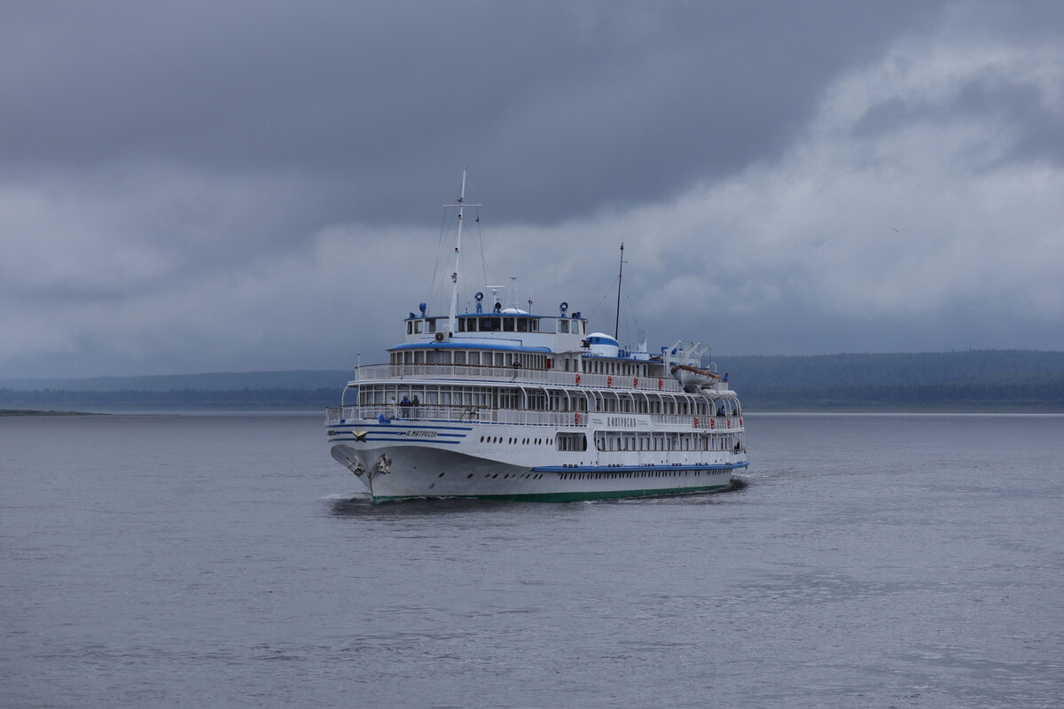 Теплоход Валерий Чкалов на Енисее. Фото автора
