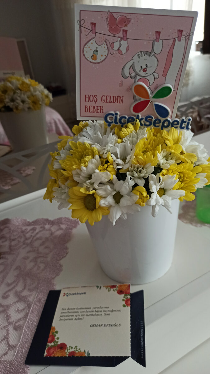 Букет на рождение дочери и записка с приятными словами.