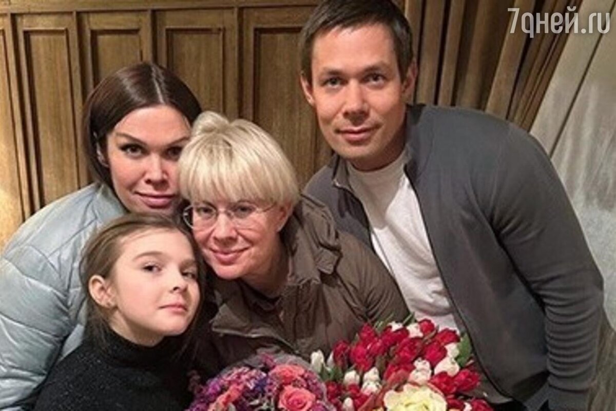    Илона Броневицкая с сыном Стасом, дочерью и внучкой соцсети