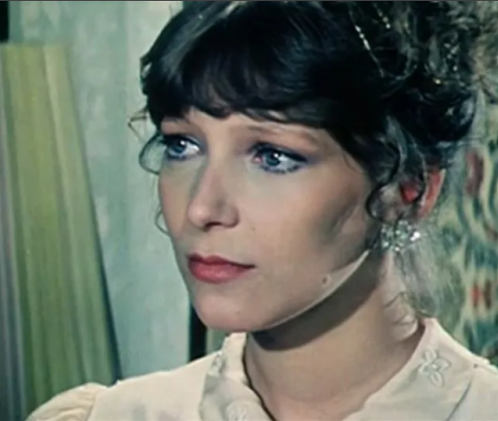 Елена Майорова в фильме "Одиноким предоставляется общежитие" (из Яндекс картинок)