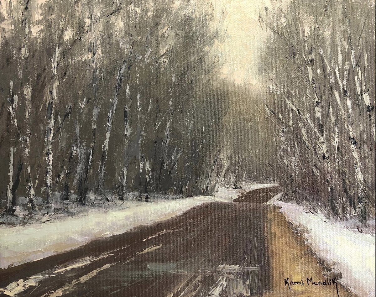 Дорога, загадочно уводящая вдаль через густой березовый лес и суровое очарование зимней природы.