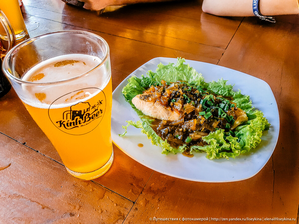 Пошли в одно из самых популярных кафе на острове Фукуок, а еду принесли в виде отдельных ингридиентов и блюдца с водой
