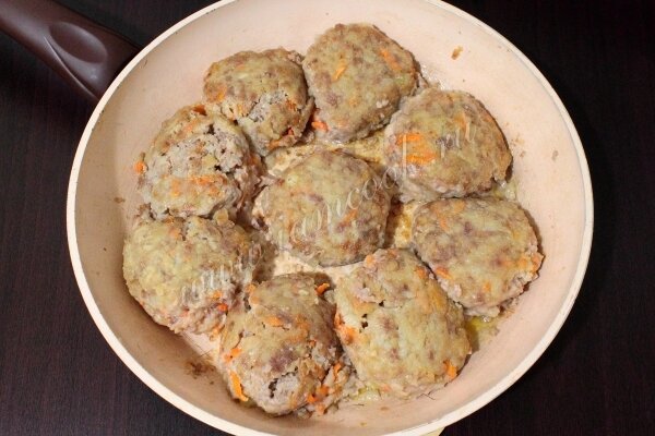 тефтели с рисом в сметанном соусе. ежики с рисом в сметанном. ёжики в сметанном соусе на сковороде. ежики с рисом. мясные ёжики с рисом в сметанном соусе.