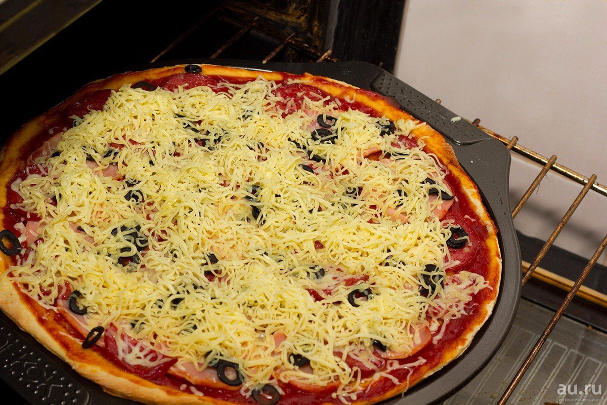   Рецептов домашней пиццы существует множество вариантов.  Самый простой: на готовом тесте.