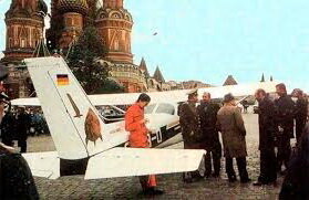 Самолет "Сессна-172 Скайхок" Руста в центре Москвы.