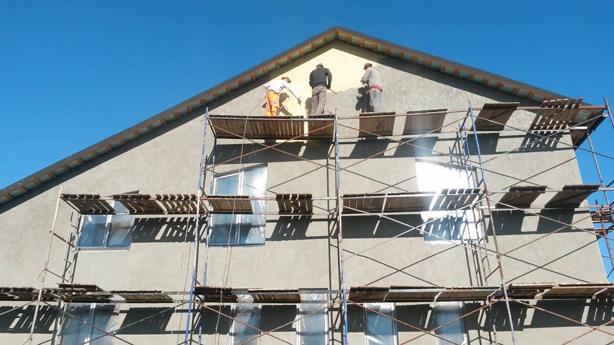 <безвоздушная покраска фасада частного дома