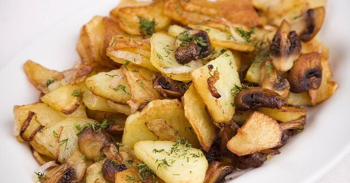Жареная картошка с грибами шампиньонами на сковороде. Картошка жареная с грибами и луком на сковороде. Картошка жареная с грибами шампиньонами. Картофель жареный с грибами.