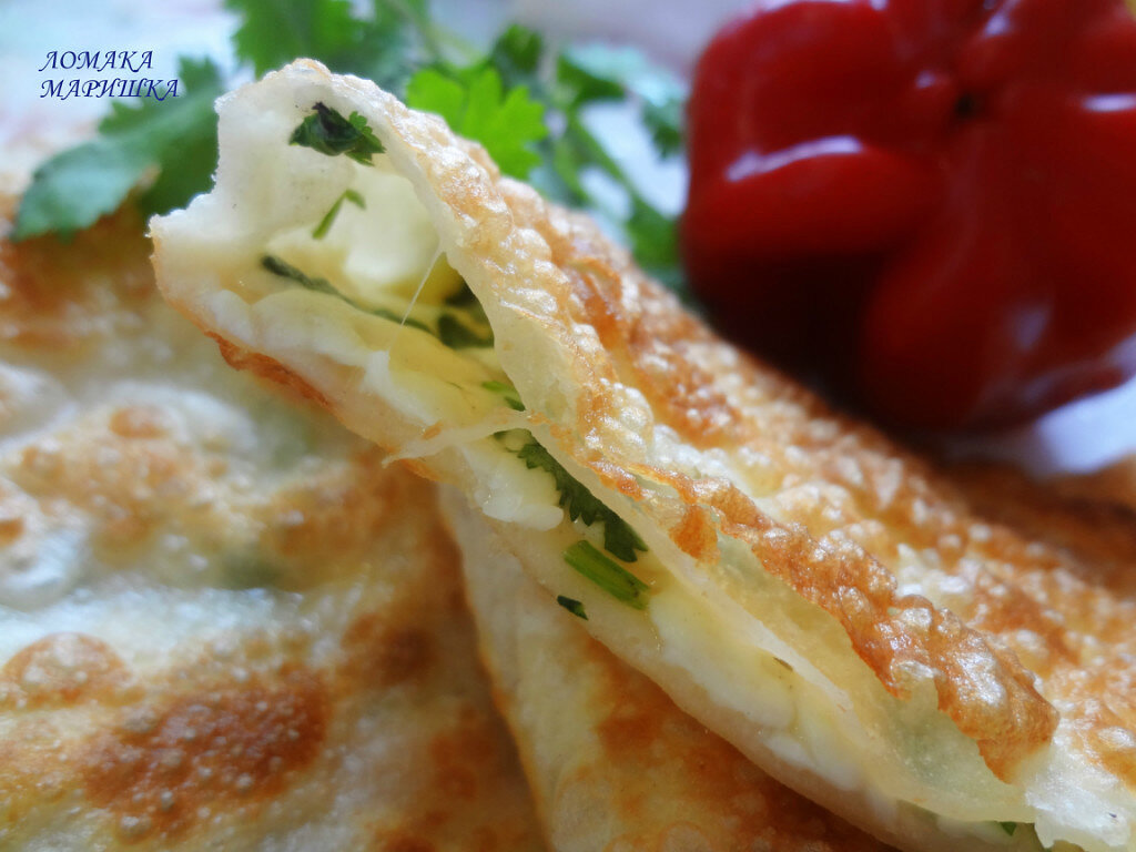 армянский чебурек. чебуреки с сыром сулугуни. чебурек с сыром рецепт с фото. халюж с адыгейским сыром. сочный чебурек с сыром.