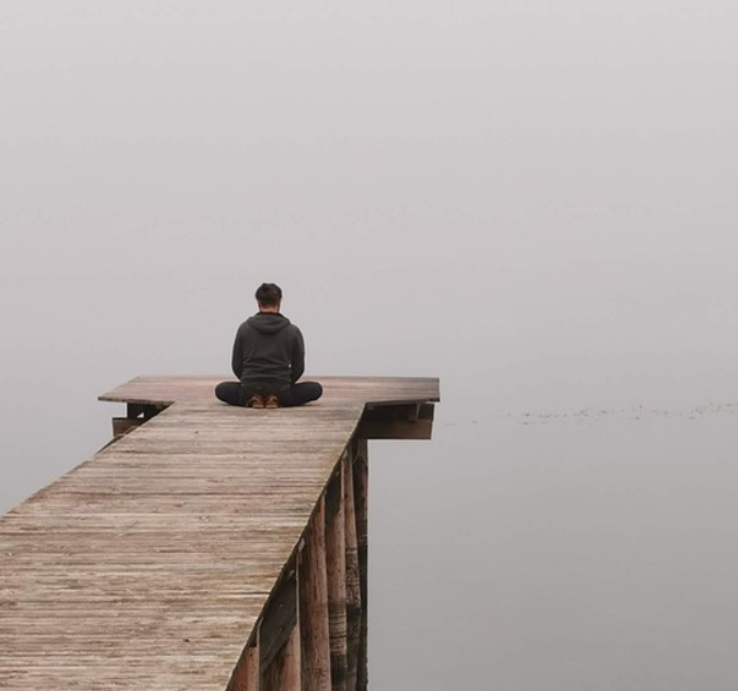 Обычно медитация ассоциируется с позой лотоса.