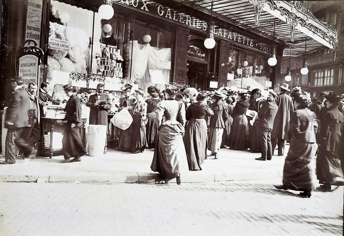Толпа покупателей у Галереи Лафайетт, 1880-е гг.