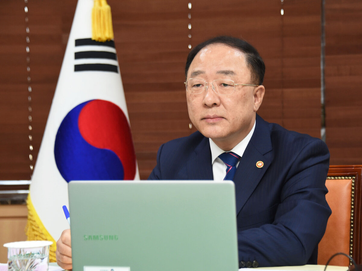 Министр финансов Южной Кореи Хон Намки (Yonhap)
