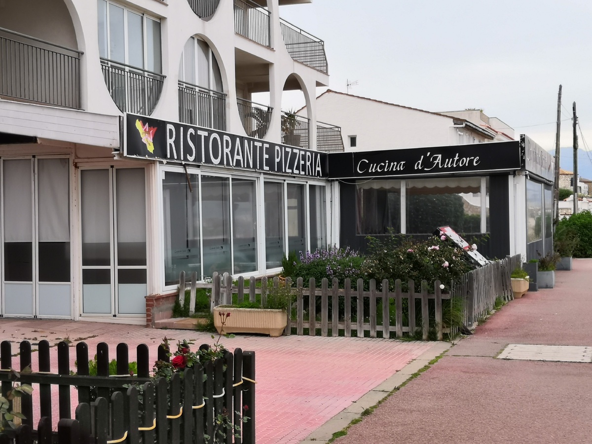 Бары расположены буквально под окнами жилых домов