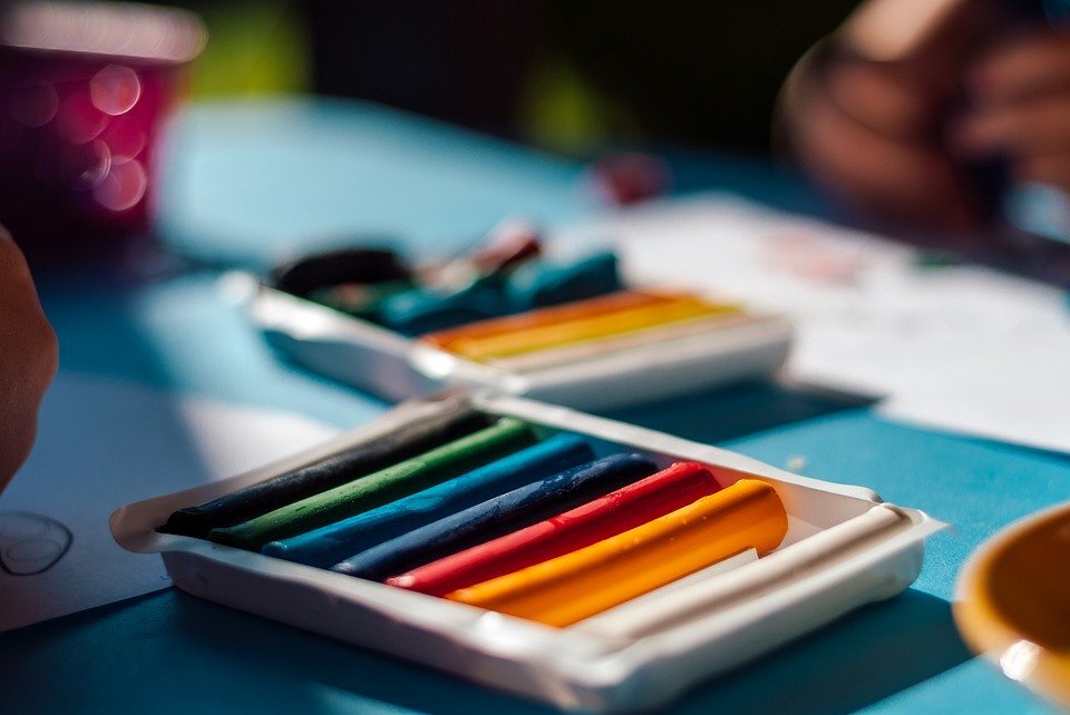 https://cdn.pixabay.com/photo/2019/07/30/12/09/plasticine-4372812_960_720.jpg