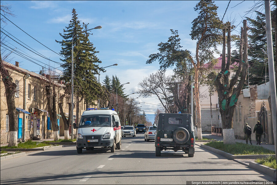 Приехал в Цхинвал и захотелось сразу же развернуться, и уехать. Это самая убогая столица, где я бывал