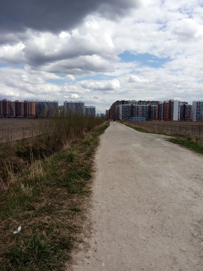 По дороге с облаками, по дороге с облаками, очень нравится, когда мы возвращаемся назад...