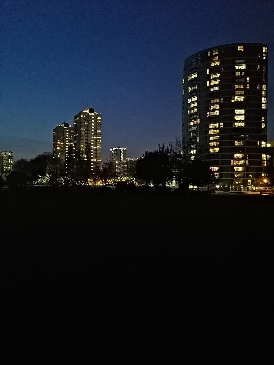 Парк напротив нашего дома, раньше он светился всю ночь.