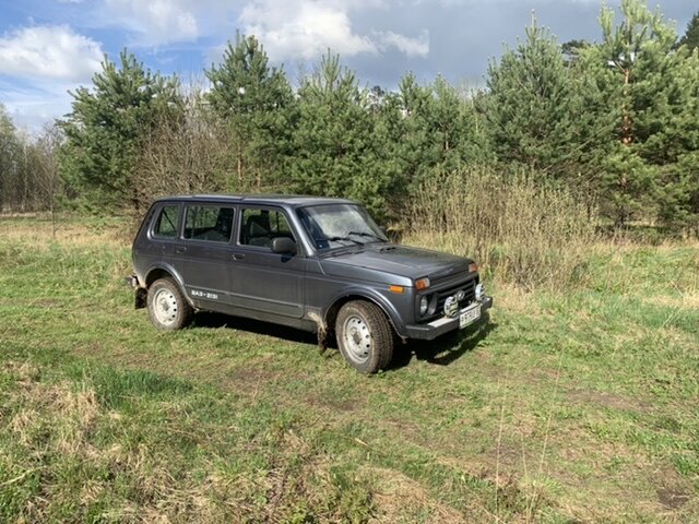 Лес и поле - родная стихия для Нивы.