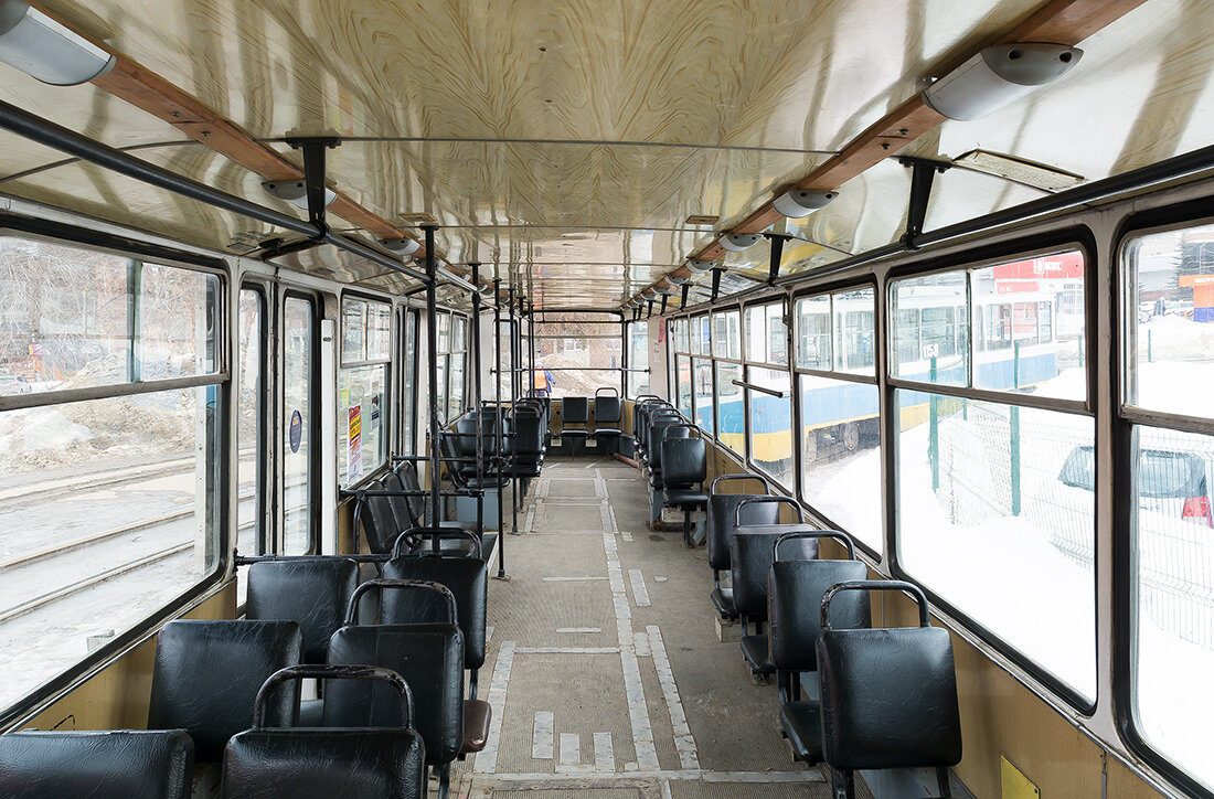 Фото собственного авторства. Салон вагона 71-608К. Данные вагоны являются главной единицей подвижного состава южной трамвайной сети Уфы, где работает Алексей.