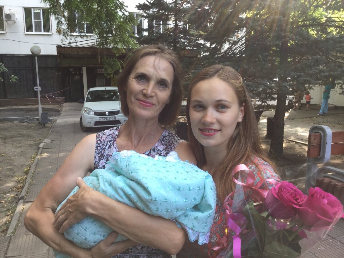 С мамой на выписке первенца. Нашим мамам пришлось во многом сложнее - ни памперсов, ни стиральной машины, ни интернета...