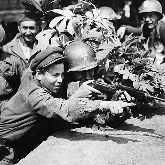 За мир, за дружбу!

Здравствуйте, дорогие читатели!

Стало модным слово "толерантность" и отношение толерантное, принятие всего западного.

Но вот на днях отметили 75 лет Великой Победы над фашистской Германией. К этому празднику получили "подарок". Снесенный памятник маршалу Коневу в Праге за освобождение которой погибло 11000 советских солдат.

После этого у них хватает совести (премьер-министр) заявить, что пора бы забыть, что было раньше. И вот условия: (дальше перечисляет условия), чтобы наладить отношения. Условия выставляют.😡

 А Британия с Америкой рассекречивают послевоенные планы на обустройство мира. 

Речь будущего президента США Трумэна: "Если будут побеждать немцы, надо помогать русским. Если будут побеждать русские,- надо помогать немцам. Пусть убивают друг друга как можно больше." А в глаза улыбался, пожимал руки и говорил о союзнических отношениях.

На первое июля 1945 года готов план нападения на советские части в Европе и развязывание войны против Советского Союза. Единственное, что остановило, это отсутствие средств доставки в промышленные районы нового на тот момент вида оружия, атомной бомбы. Хотя уже дан приказ и выполнен, о вооружении немецких частей сдавшихся в плен англичанам и американцам. Вот такие у нас были "красивые" союзники.

В России многие люди  пытаются с любовью и радостью смотреть в их сторону и подвергать сомнению итоги второй мировой войны пытаясь по-другому взглянуть на происходившее принимая точку зрения запада. 

Не буду давать оценки всему этому. Знаю, что мои читатели умные люди. Если даже не напишут в комментариях свое мнение, но выводы сделают правильные. А у кого есть желание, поделитесь. Буду рада!
С уважением, Наталья Орехова!
