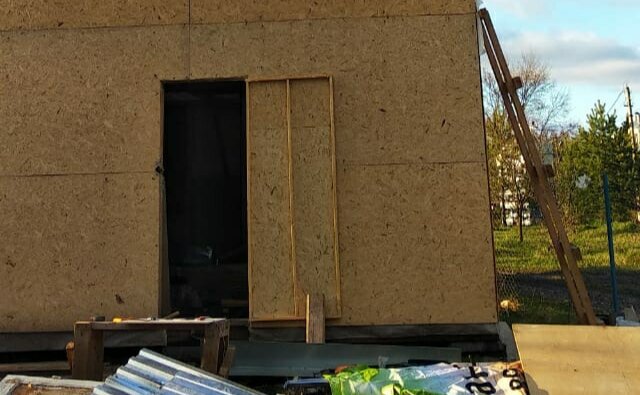 Временная входная дверь в баню. Её можно проткнуть пальцем))