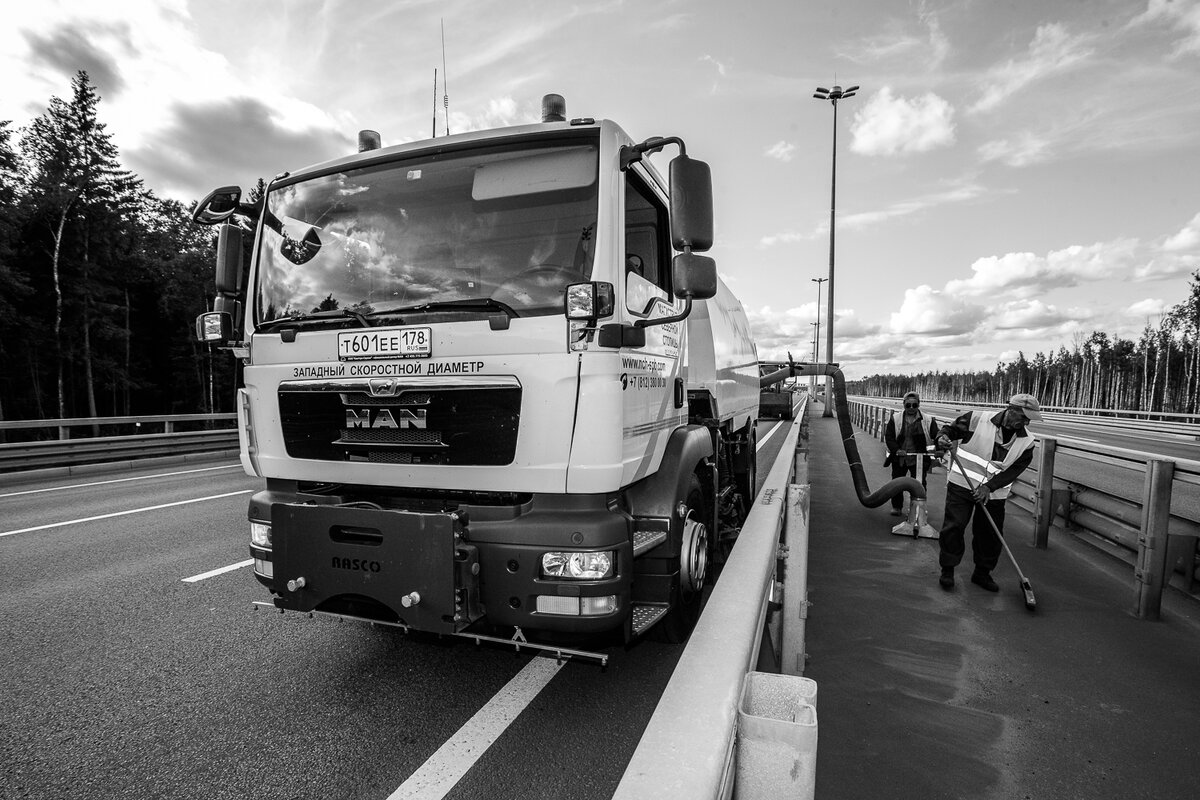 В ежесуточном режиме не менее 50 сотрудников выполняют обязательный цикл работ по очистке проезжей части и элементов дорожного обустройства от смёта и грязи вручную, а также при помощи фронтальных погрузчиков и самосвалов. Всего в процессе проведения летних работ по содержанию ЗСД постоянно задействовано более 30 единиц спецтехники.