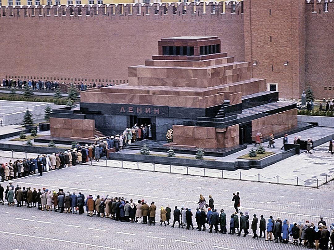 Как посетить мавзолей. Зиккурат мавзолей Ленина. Мавзолей Ленина 1945.