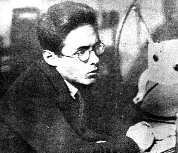 На фото Левитану около 19 лет.