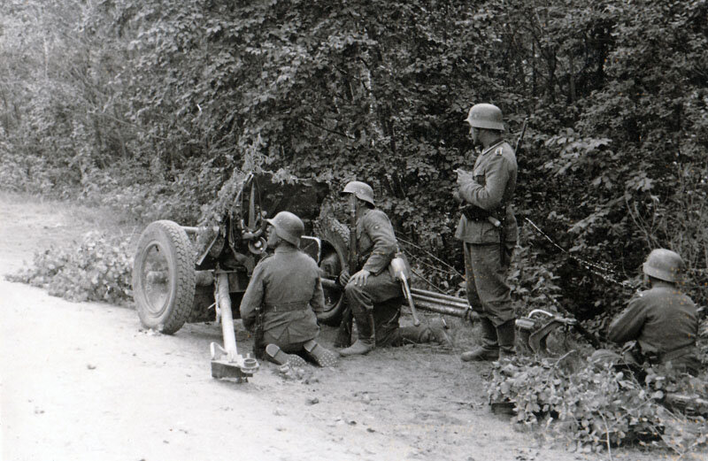 3,7 cm Panzerabwehrkanone 35/36 из PanzerJ?ger Abteilung 158 на позиции на шоссе Псков-Гдов. / ПАИ