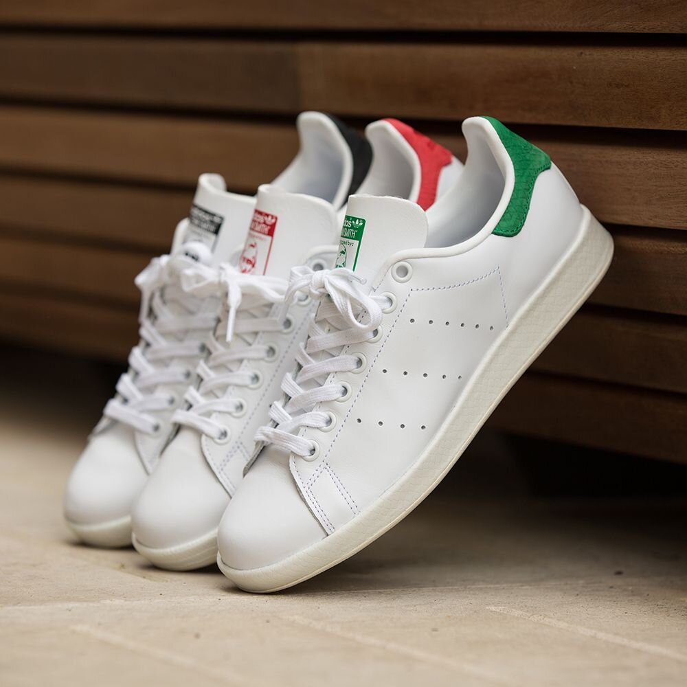 Adidas Stan Smith:Верх из натуральной кожи. Удобная подкладка из синтетических материалов.
Фирменный ярлычок Stan Smith на язычке; перфорированные три полоски
Комфортная и функциональная стелька OrthoLite® с антимикробным покрытием.
Контрастная вставка с Трилистником на пятке.
Резиновая подошва.
   