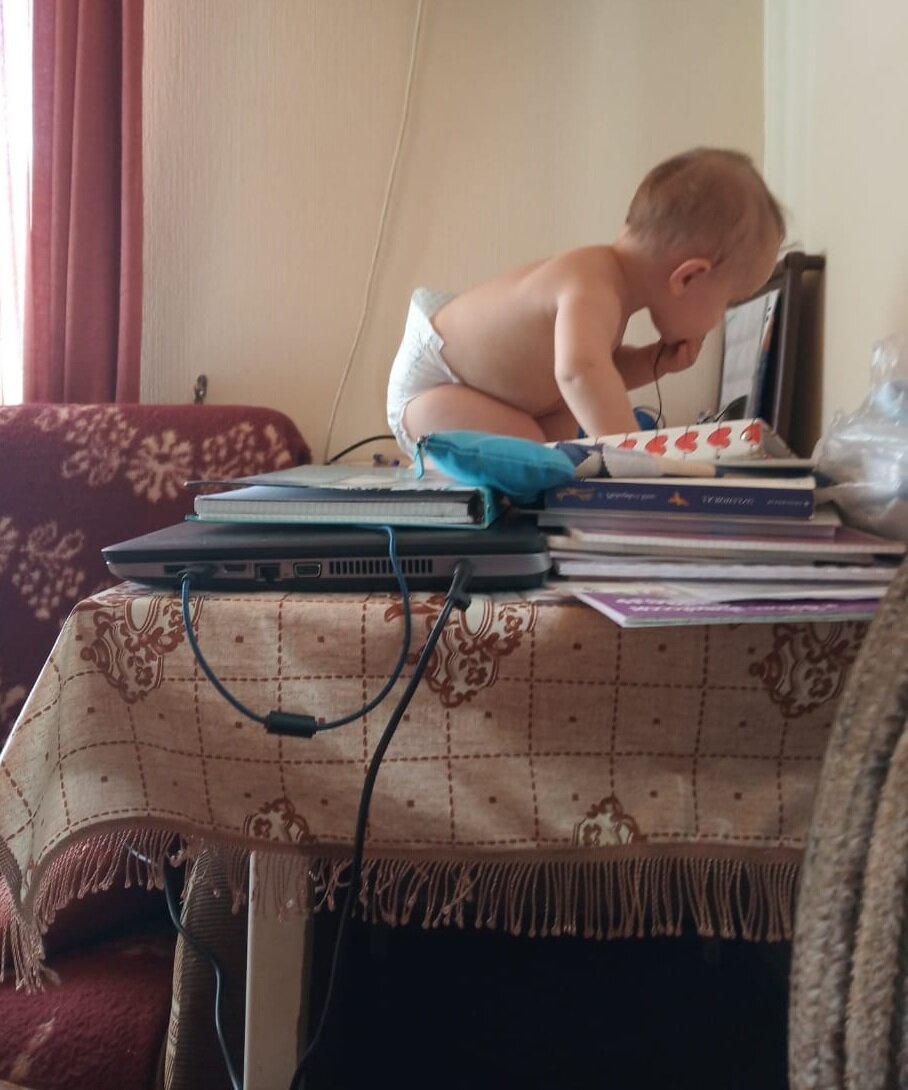 На фото Алисе 10 месяцев, на стол забралсь сама. Более того, никто ее туда не пускал...