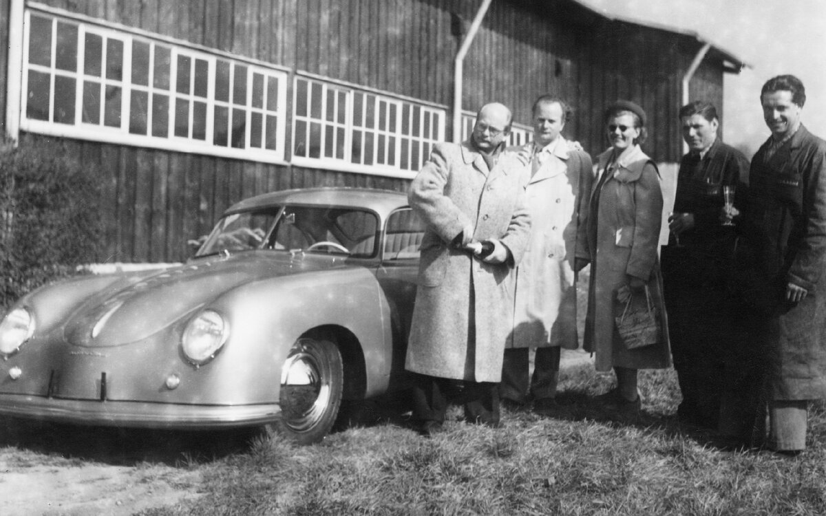 Оттомар Домник принимает поставку своего Porsche 356 в 1950 году. Он был первым человеком, который получил свой автомобиль прямо из сборочного центра / Porsche фотографии