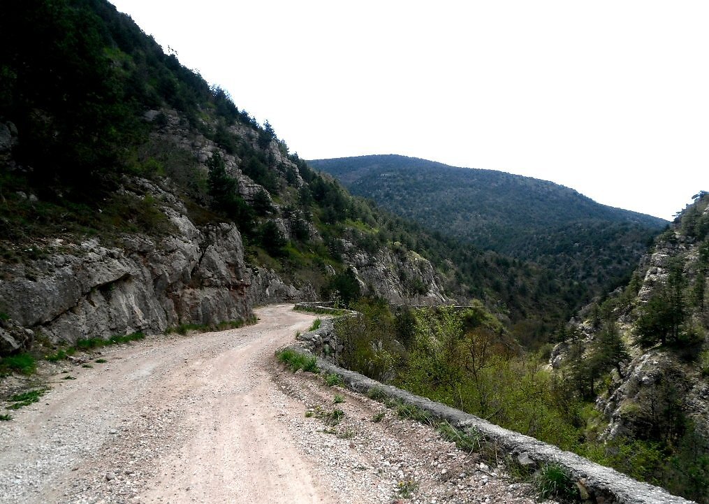 Старая грунтовая дорога в каньон Узунджа